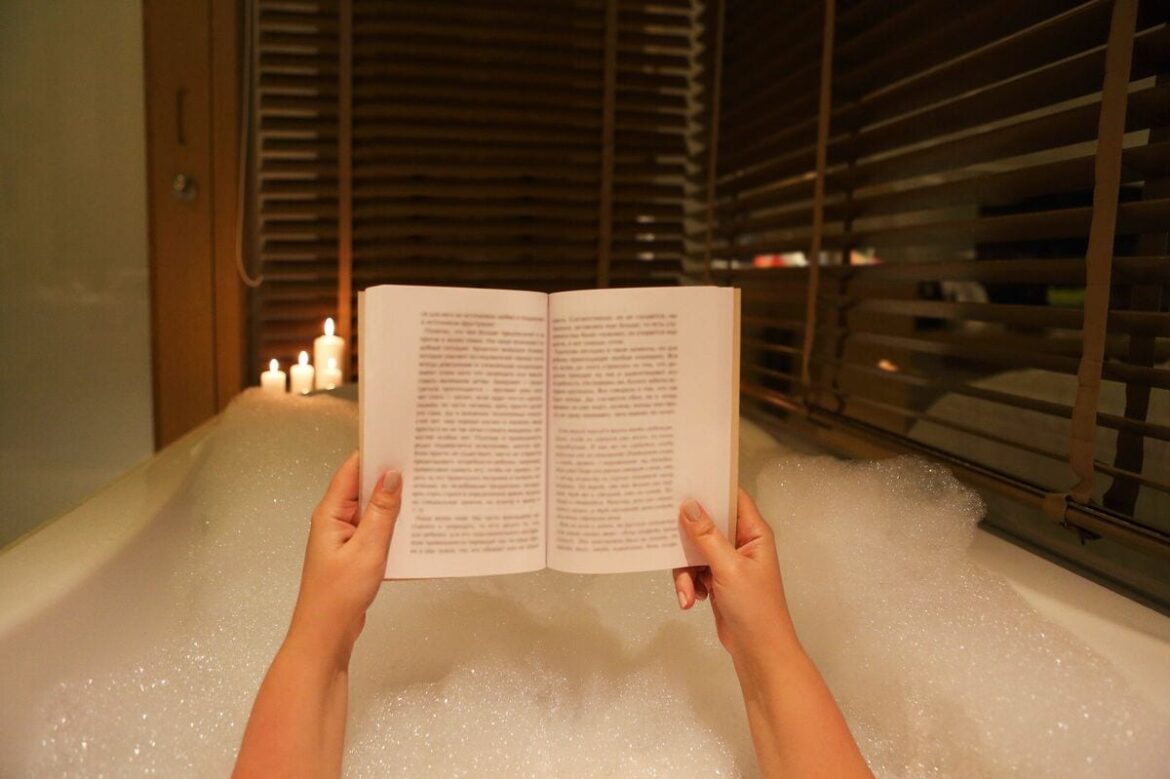 【読書の秋】「働いていると本が読めなくなる」は旅先で解消！各地に誕生する「本の宿」の魅力 忙しいビジネスパーソンこそ必要な“読書リトリート”体験(1/4) | JBpress (ジェイビープレス)