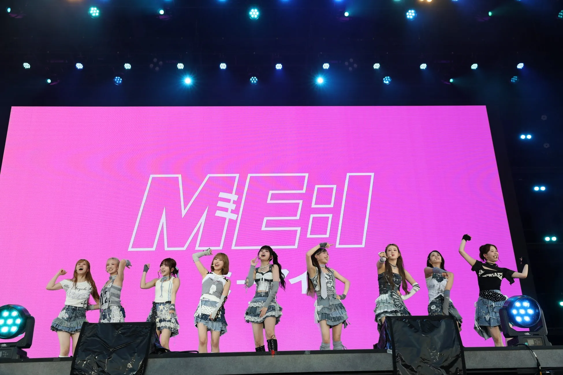 ME:Iのメンバーがステージでパフォーマンスをしている様子。