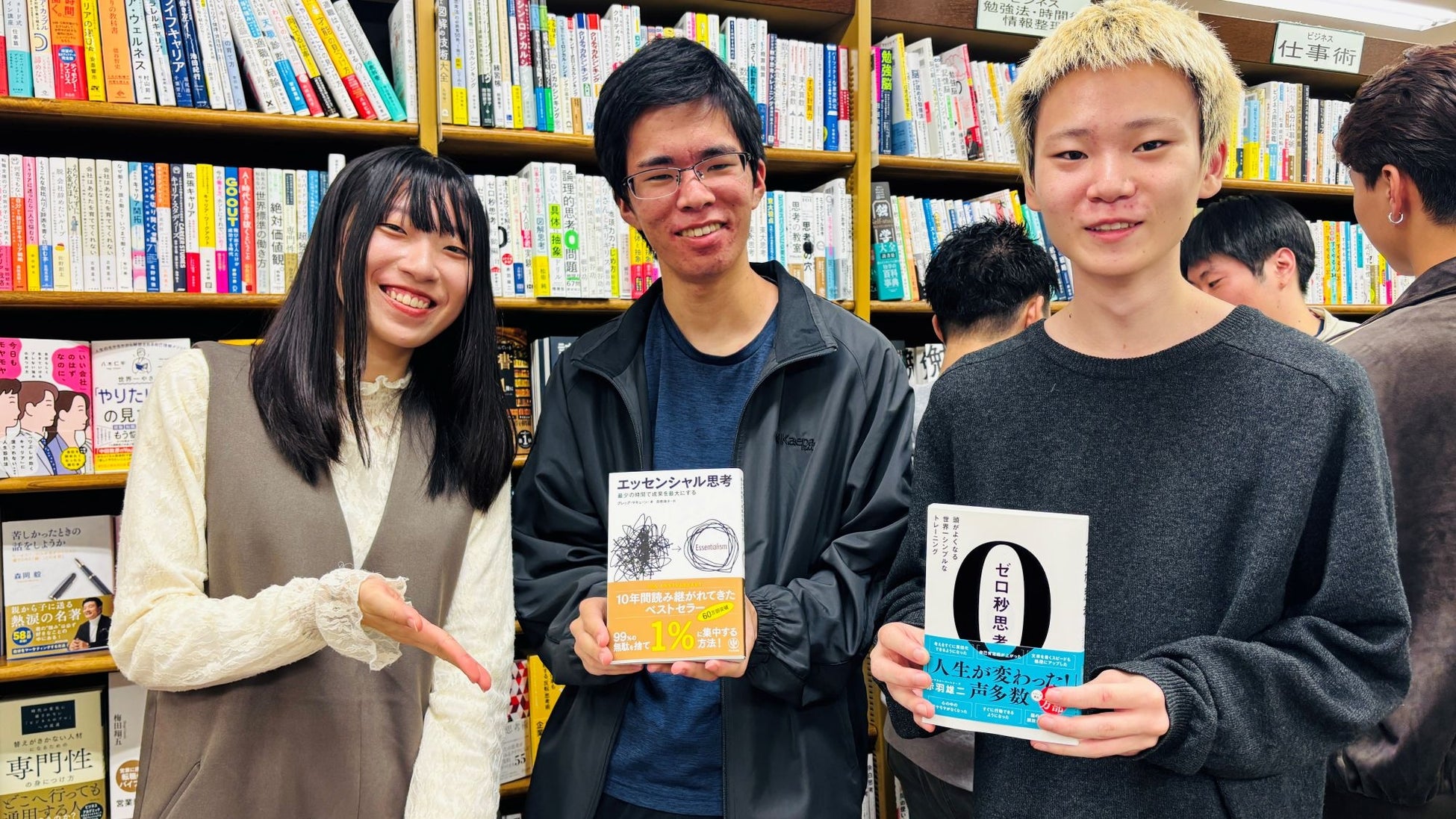 新潟会計ビジネス専門学校のキャリア教育プログラム「就労意識醸成講座 上級編 本屋で探究」の様子