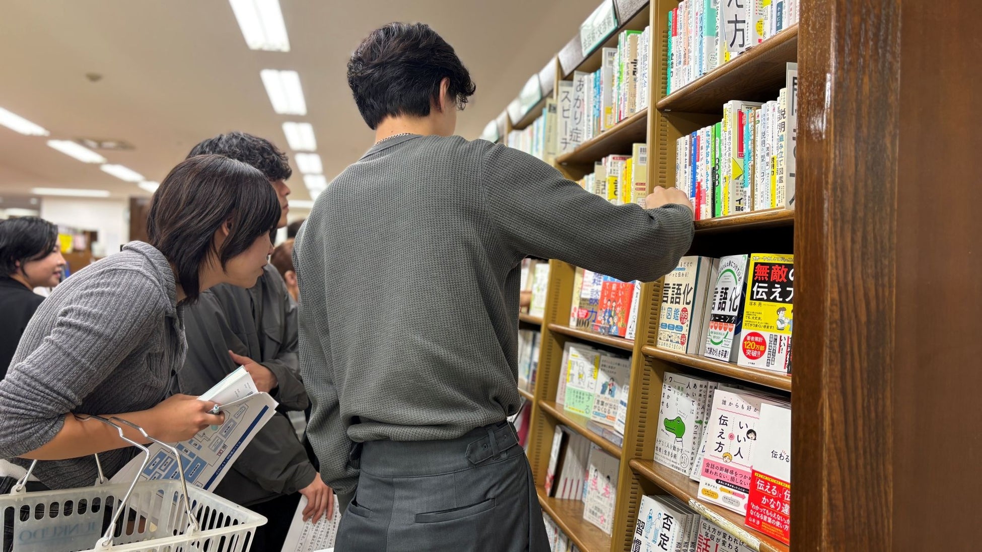 新潟会計ビジネス専門学校のキャリア教育プログラム「就労意識醸成講座 上級編 本屋で探究」の様子