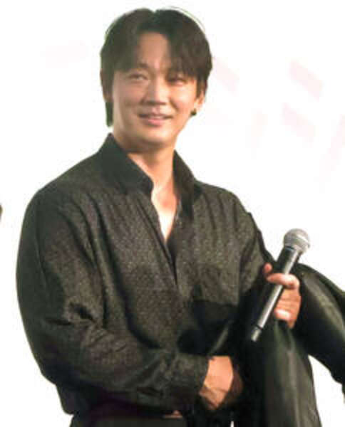 綾野剛、舞台あいさつ中に大量の汗「筋肉の増量期で、どうしても止まらなくて…」 – au Webポータル 綾野剛、舞台あいさつ中に大量の汗「筋肉の増量期で、どうしても止まらなくて…」 - au Webポータル