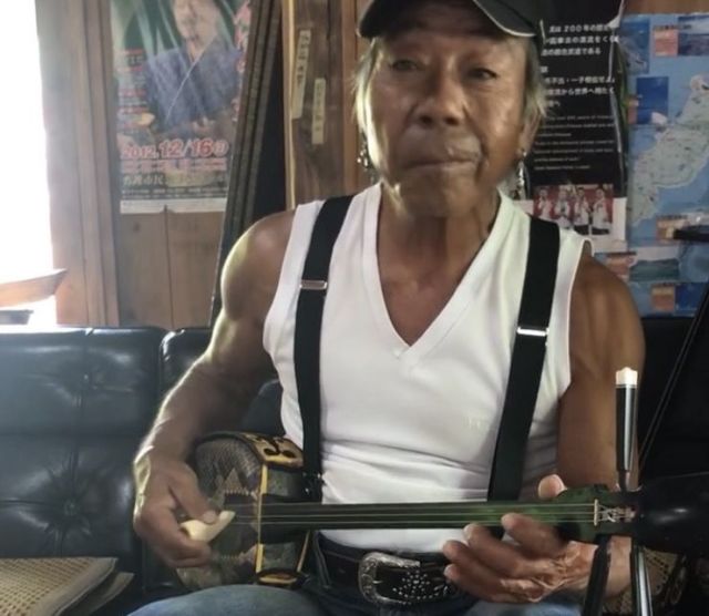 三線を弾く山城善勝さん