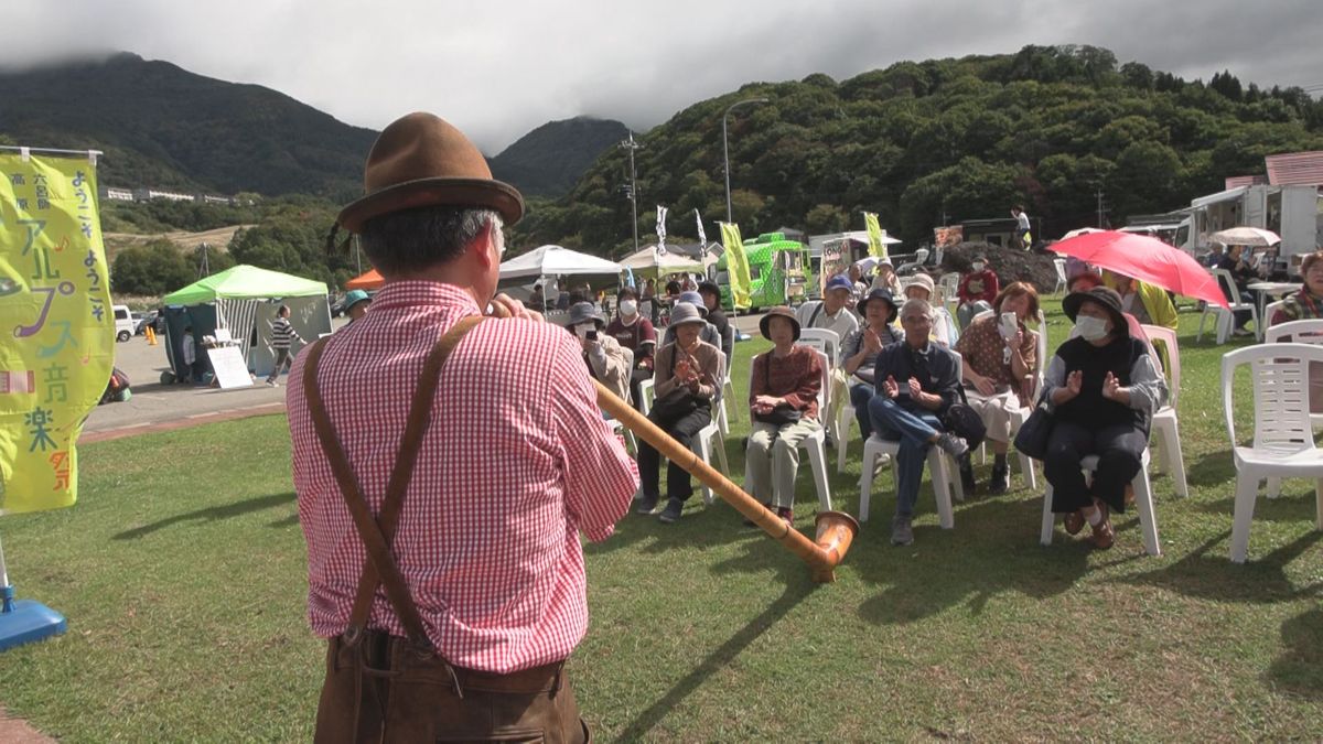 アルプス音楽祭 高原に響くにぎやかな音色「スイスにいるみたい」 長さ3メートル超のアルプホルンも登場 大野市・六呂師高原
