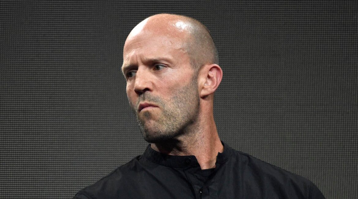 ジェイソン・ステイサム新作、2026年8月US公開決定 ─ 元特殊部隊のステイサム、殺人容疑で逃亡しながら真犯人追う – theriver.jp The Beekeeper