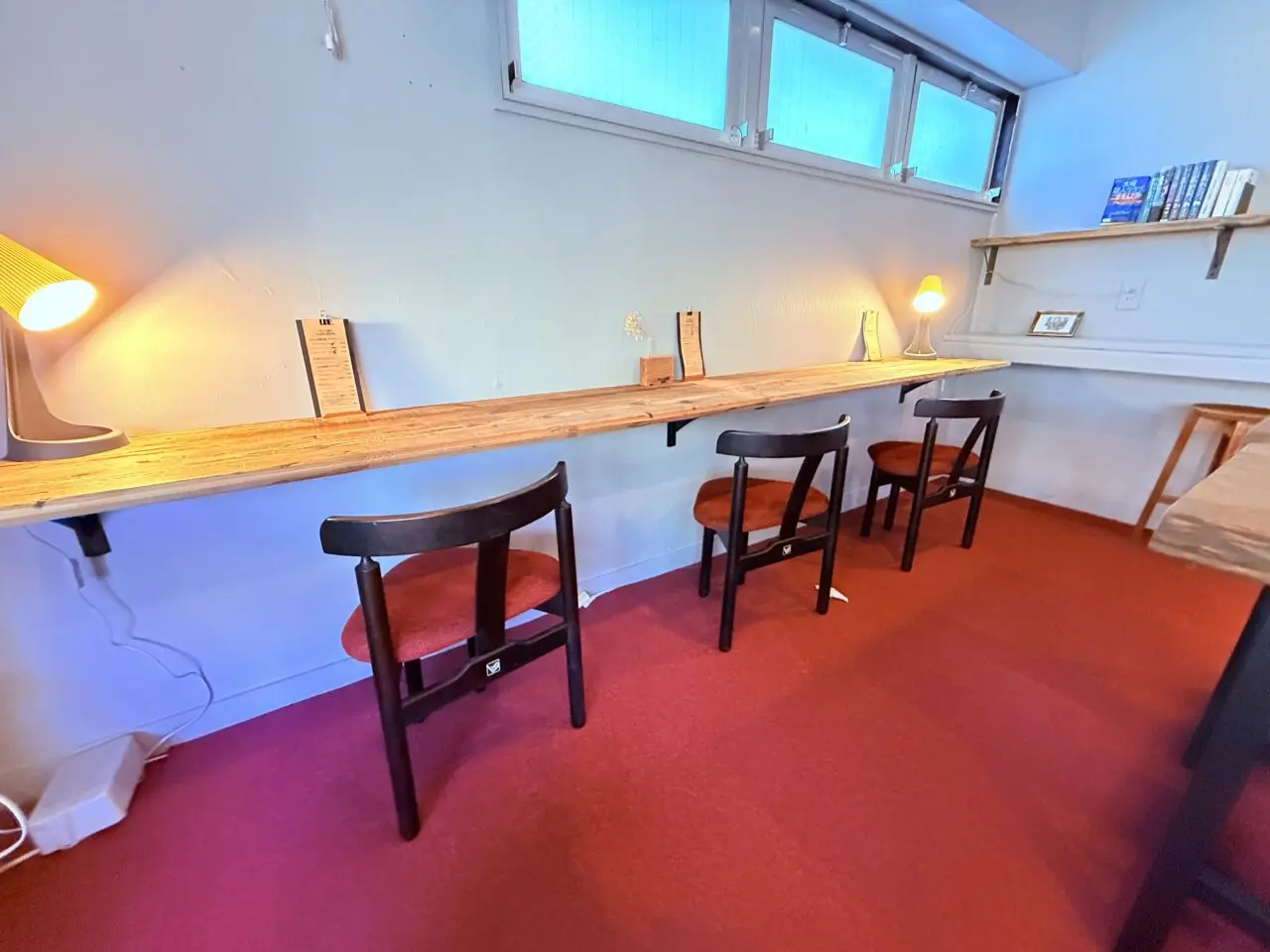 2025年10月4日にオープンしたミステリー小説が並ぶ「ブックカフェ ひいろ書店」の店内の様子