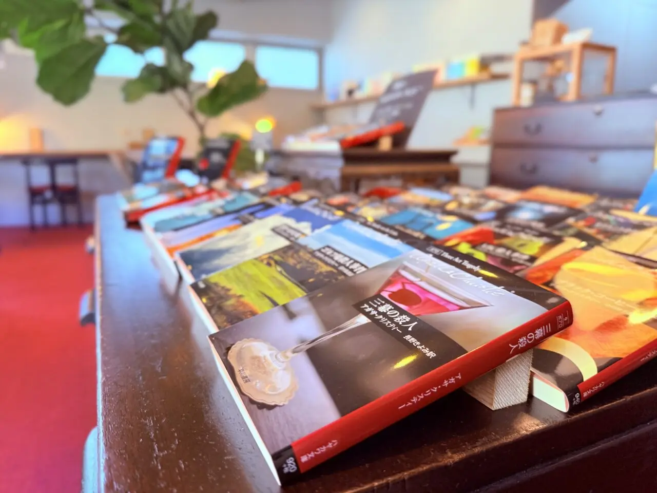 2025年10月4日にオープンしたミステリー小説が並ぶ「ブックカフェ ひいろ書店」の店内の様子