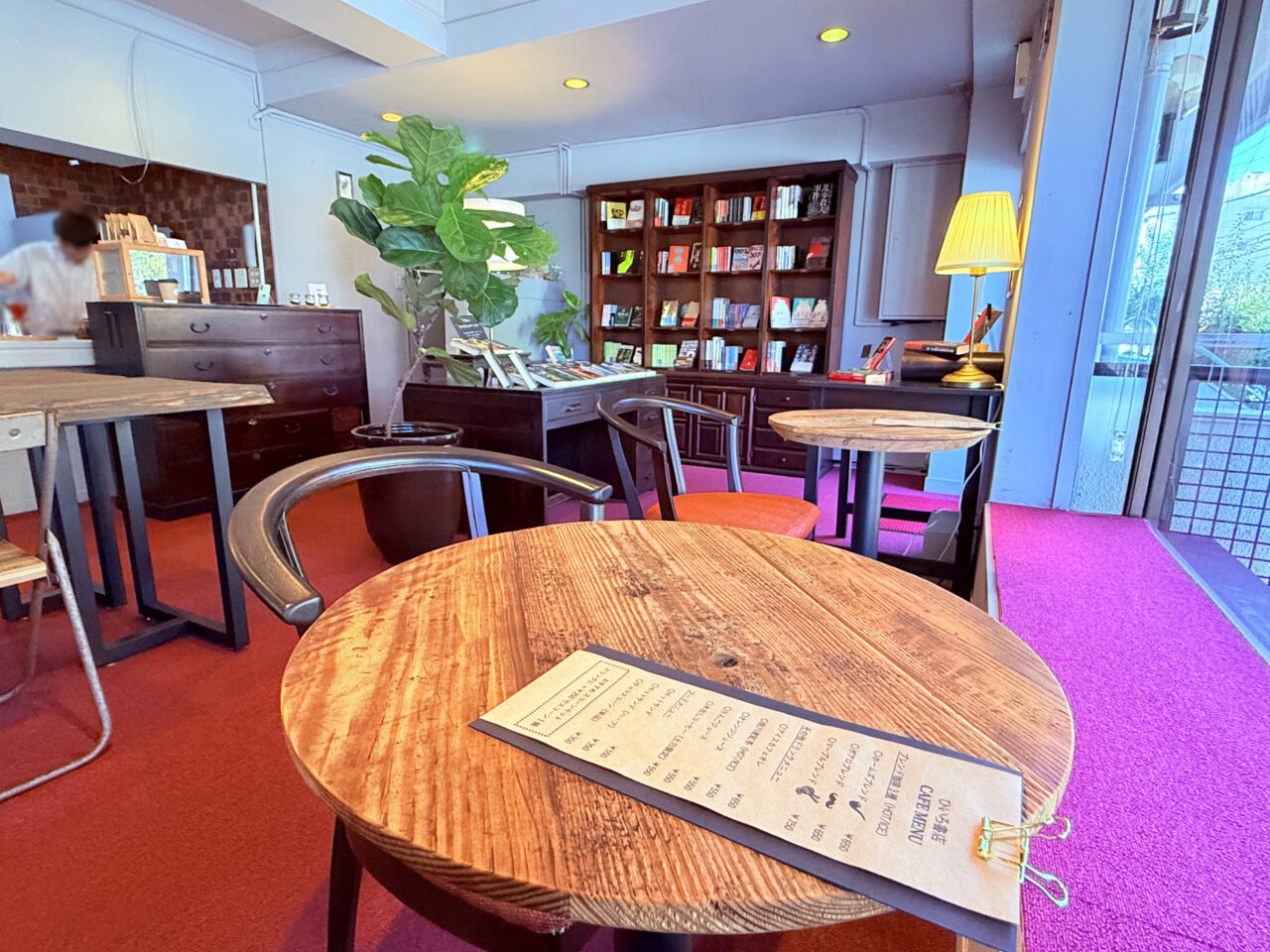 2025年10月4日にオープンしたミステリー小説が並ぶ「ブックカフェ ひいろ書店」の店内の様子