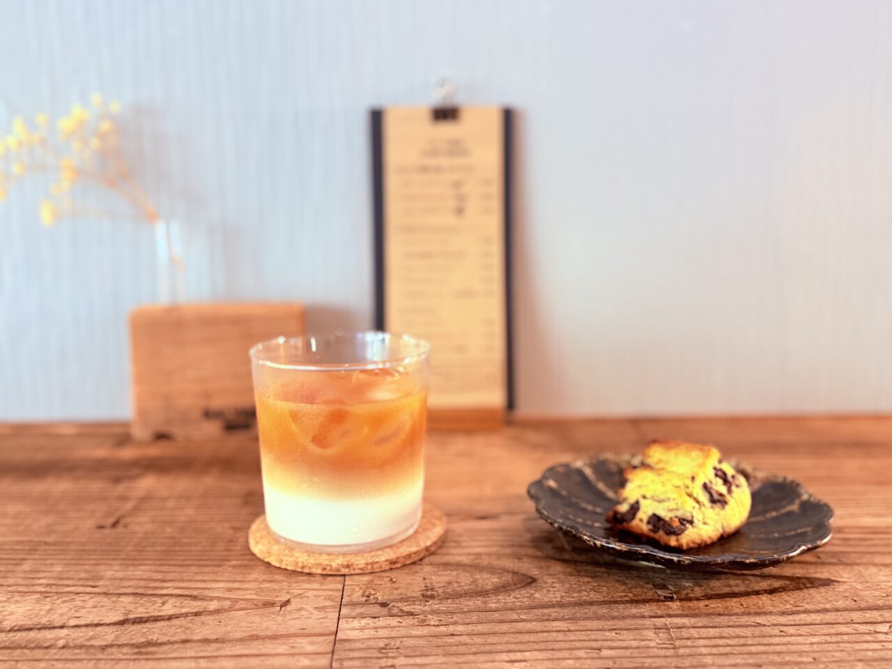 2025年10月4日にオープンしたミステリー小説が並ぶ「ブックカフェ ひいろ書店」の店内の様子