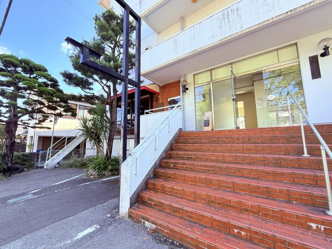 2025年10月4日にオープンしたミステリー小説が並ぶ「ブックカフェ ひいろ書店」の外観