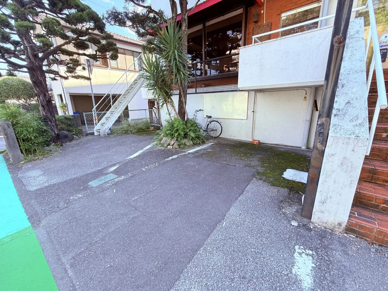 2025年10月4日にオープンしたミステリー小説が並ぶ「ブックカフェ ひいろ書店」の外観