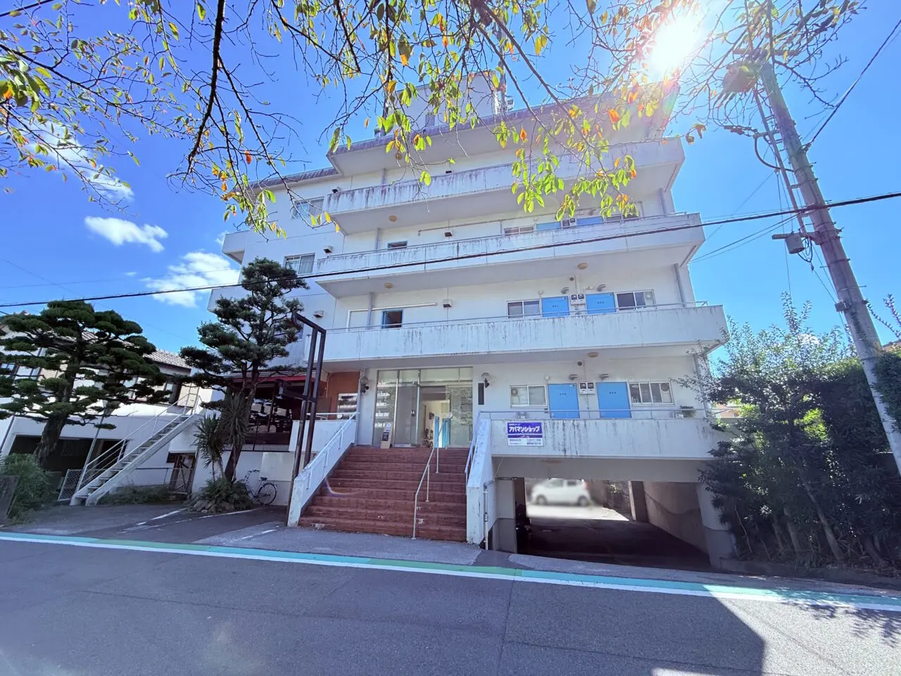 2025年10月4日にオープンしたミステリー小説が並ぶ「ブックカフェ ひいろ書店」の外観