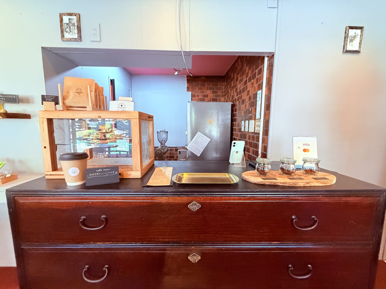 2025年10月4日にオープンしたミステリー小説が並ぶ「ブックカフェ ひいろ書店」の店内の様子