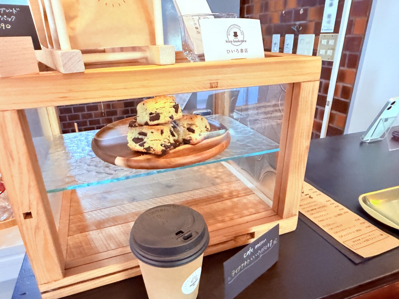 2025年10月4日にオープンしたミステリー小説が並ぶ「ブックカフェ ひいろ書店」の店内の様子