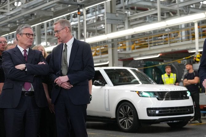 2025年4月7日、イングランド中部のバーミンガムにあるジャガー・ランドローバーの自動車工場を訪問した、ジャガー・ランドローバーの最高経営責任者（CEO）エイドリアン・マーデル氏（右）と英国のキア・スターマー首相（左）
