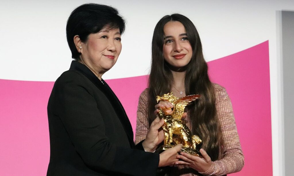 (左から)小池百合子東京都知事から東京都知事賞を贈られる『パレスチナ36』に出演のワーディ・エイラブーニ