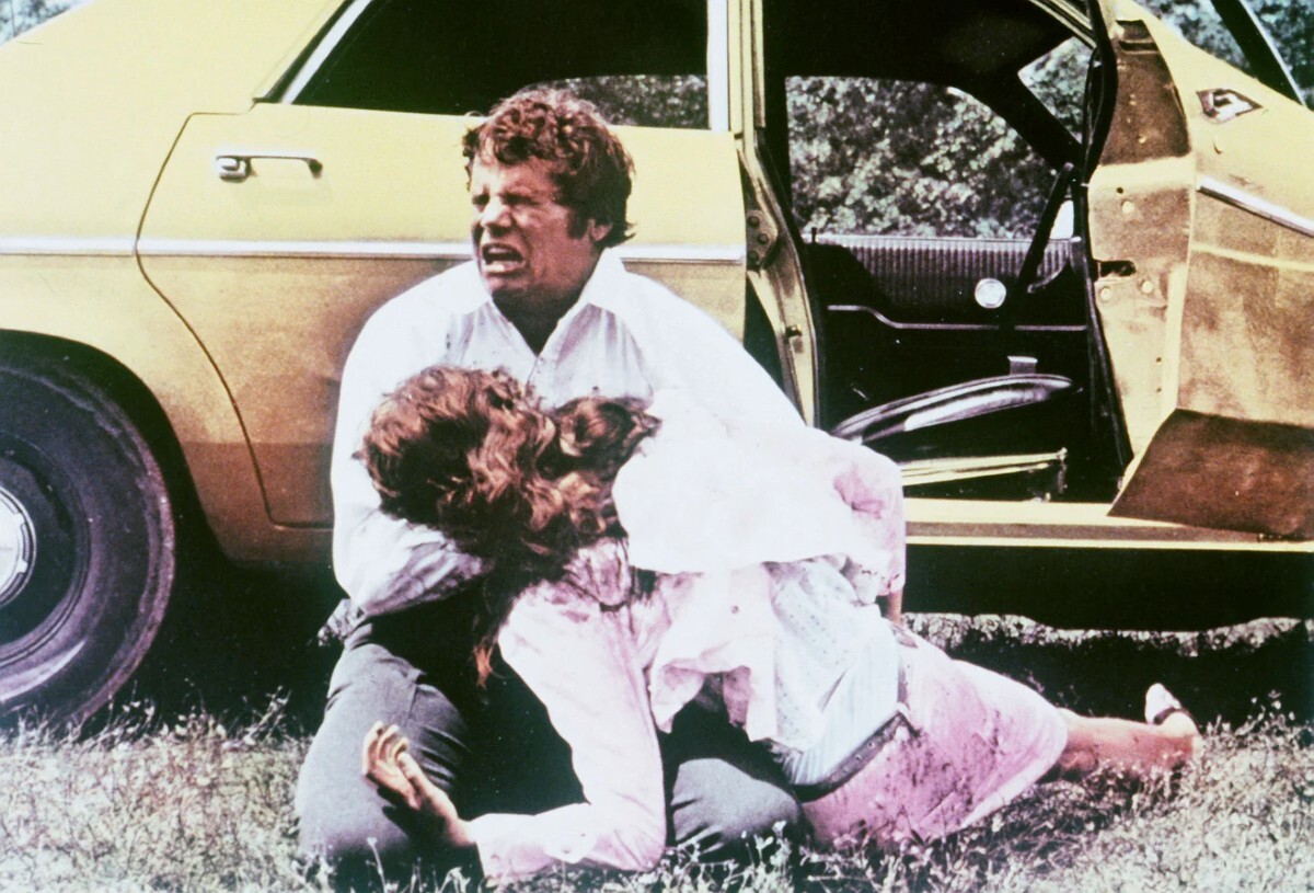 パッサーの伝記映画「ウォーキング・トール」の一コマ。俳優ジョー・ドン・ベイカーが妻の殺害を悲しむ場面を演じている/MGM/Kobal/Shutterstock