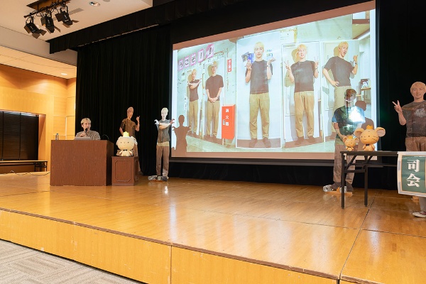中央大学文学会お手製の等身大パネル4体が壇上でお出迎え