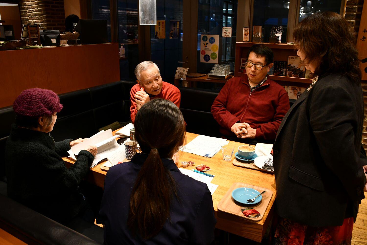 会話が盛り上がっている様子