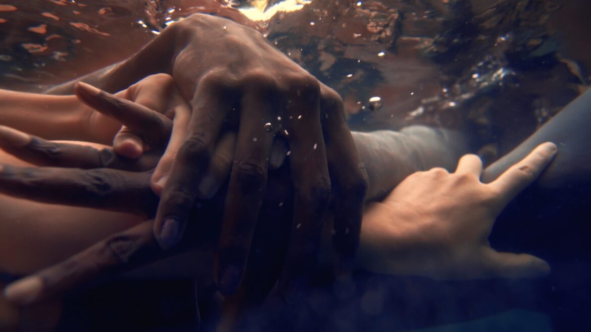 クィアなハイブリッド・ドキュメンタリー『 水の中で息をする−彼⼥でも彼でもなく−』エミリー・パッカー監督来日決定neol.jp | neol.jp