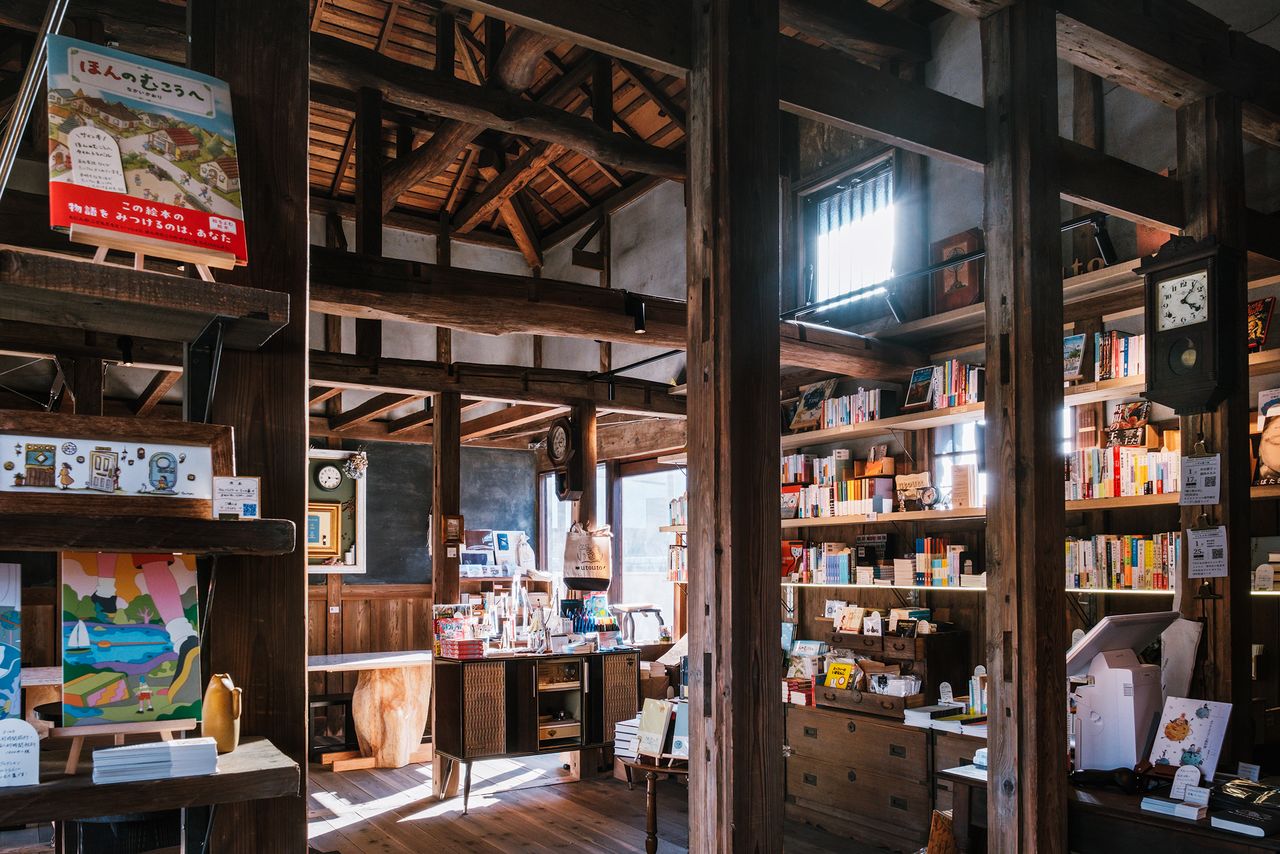 年代物の家具が本棚の役目を果たす