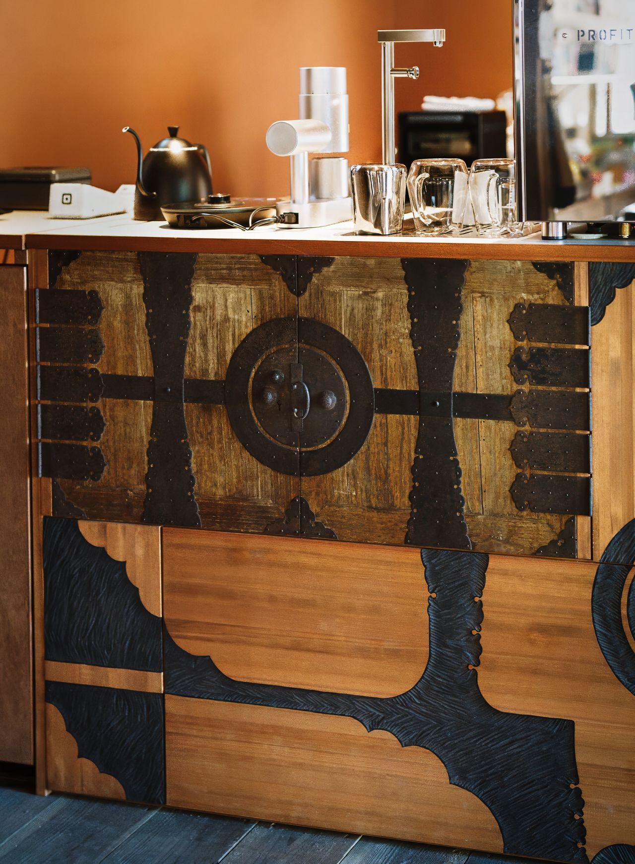 桐箪笥の扉を再利用して仕上げたカウンター