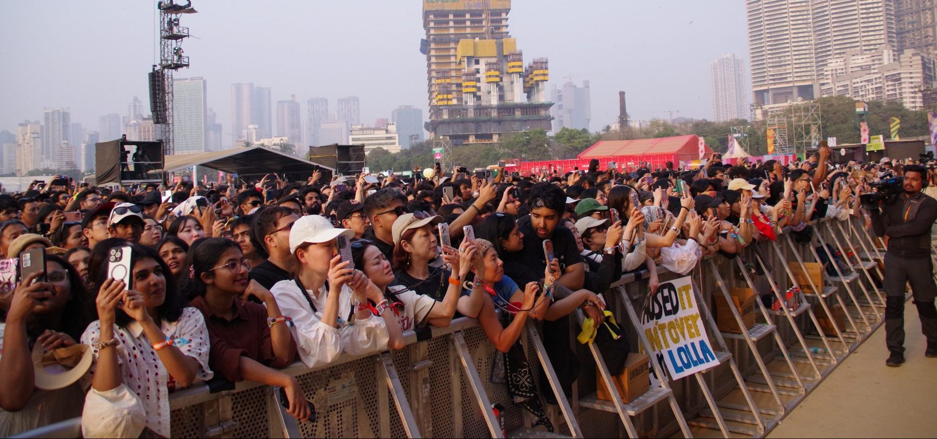 最前列を埋め尽くすのは日本からやって来た熱狂的なファンたち。視線の先にはステージ、その背後にはムンバイの高層ビルがそびえ立つ