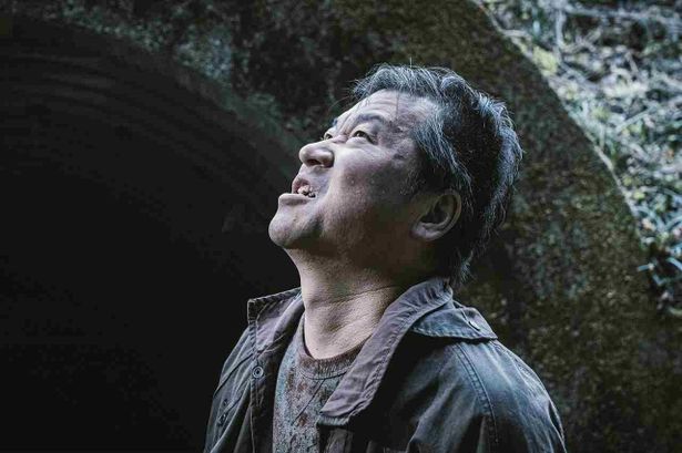 【写真を見る】佐藤二朗が怪演！虚空を見上げる名無しの表情は、なにを意味するのか