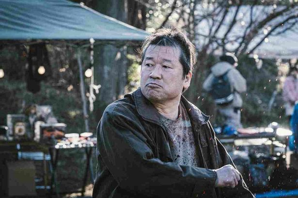 右手に握る“見えない凶器”を振るう名無し