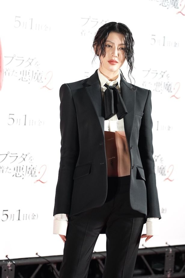 ジャケットの下に纏ったショートカットのシャツもポイントとのこと