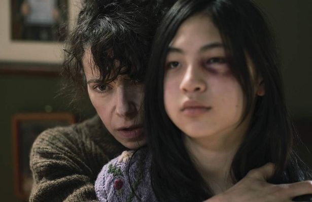 パイパーを強く抱き寄せるローラ