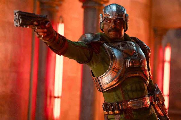 イドリス・エルバ演じるエターニアの屈強な戦⼠ダンカン