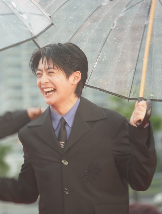 他人の心が読めるエスパーで、目黒演じる坂本の相棒、朝倉シン役の高橋文哉