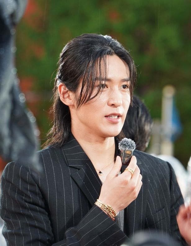 【写真を見る】元伝説の殺し屋の坂本太郎を演じた目黒蓮。特殊メイクじゃない姿でキャストと話せることをよろこび笑顔を見せていた。