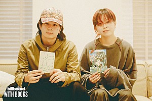 <インタビュー>遊びと仕事の間に――chilldspot比喩根&小﨑の読書と音楽創作【WITH BOOKS】 | Special | Billboard JAPAN <インタビュー>遊びと仕事の間に――chilldspot比喩根&小﨑の読書と音楽創作【WITH BOOKS】 | Special | Billboard JAPAN