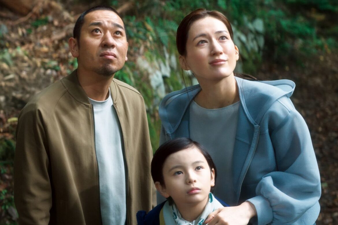 綾瀬はるかと千鳥・大悟が夫婦役で共演、是枝裕和監督の最新作『箱の中の羊』レビュー | nippon.com 綾瀬はるかと千鳥・大悟が夫婦役で共演、是枝裕和監督の最新作『箱の中の羊』レビュー | nippon.com
