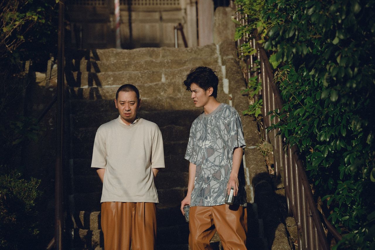 息子の死に大きな後悔を抱く健介(左)。大悟の朴訥(ぼくとつ)とした演技が映画を牽引する ©2026フジテレビジョン・ギャガ・東宝・AOI Pro.