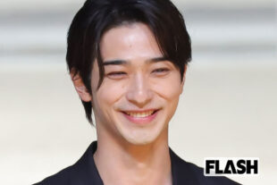 横浜流星、黒スーツ姿で競馬場に登場で女性ファンが殺到!　本人はマスコットと“イチャイチャ”