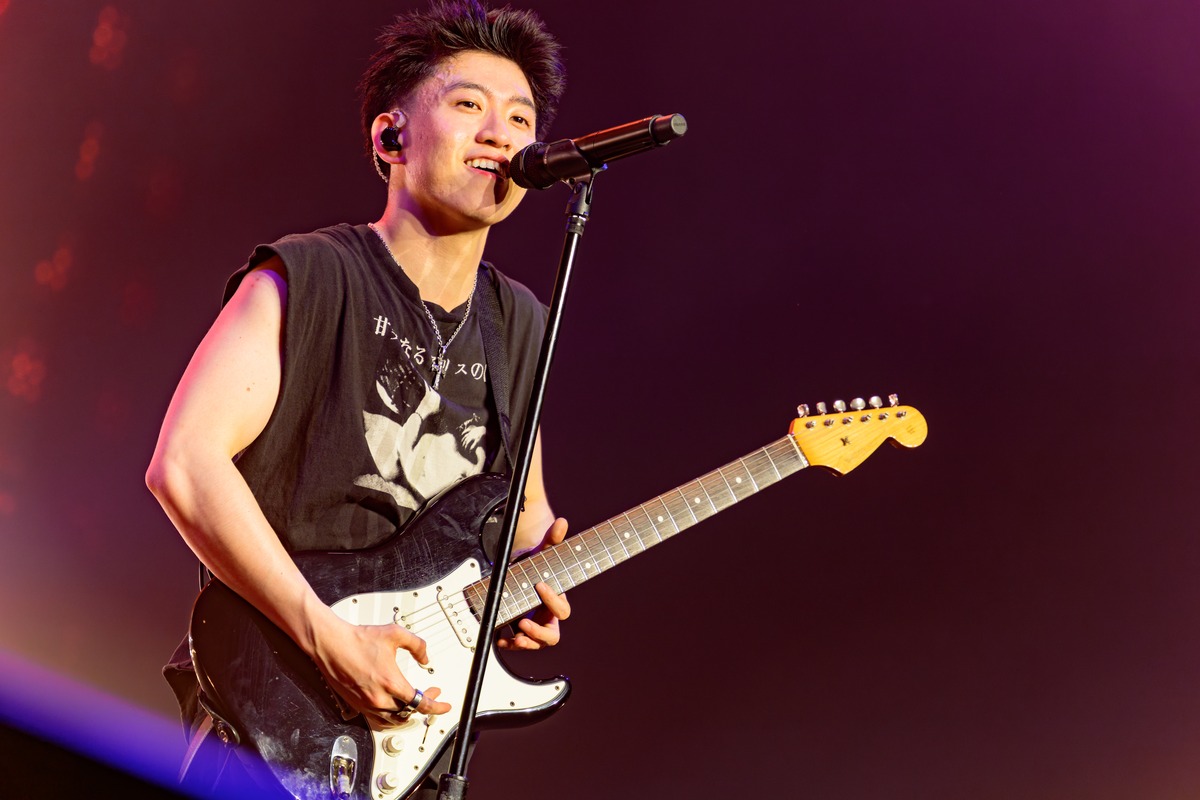 『HEAD IN THE CLOUDS』Rich Brian