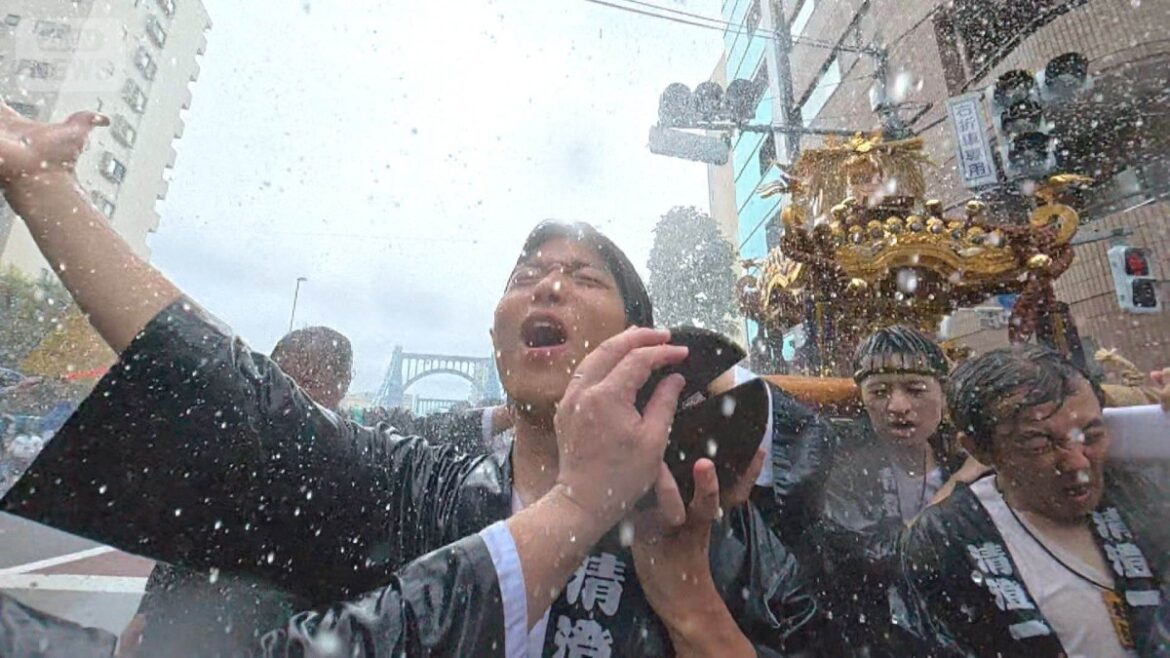 江戸三大祭りの一つ 深川八幡祭り 都内に54基の神輿が大集結 激しい水かけも 江戸三大祭りの一つ 深川八幡祭り 都内に54基の神輿が大集結 激しい水かけも