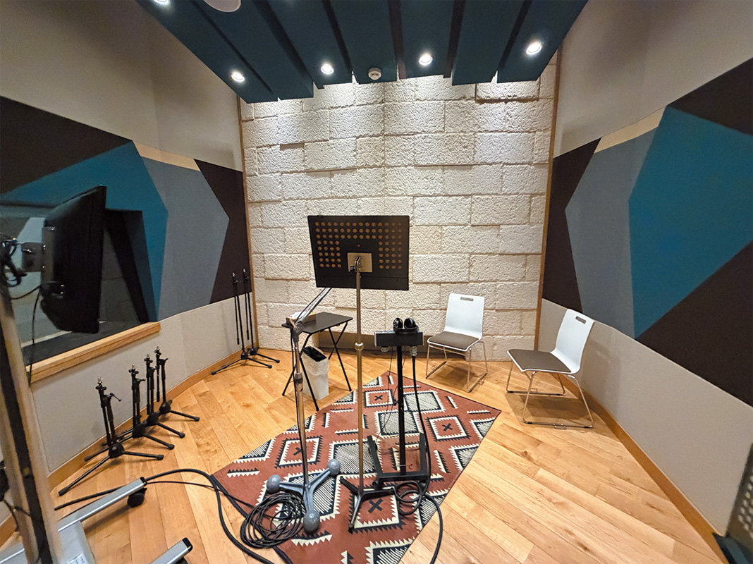Studio Tantaで行われた、セイレーン役の鈴木みのりのボーカル・レコーディング・ブース
