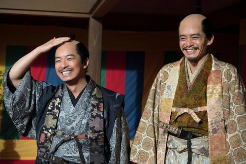 「豊臣兄弟!」制作統括インタビュー2 主要キャスト追加なしも、1話限定サプライズ出演に含み – nikkansports.com 「豊臣兄弟!」第33回「北庄城の別れ」の終盤に、頭頂部をそりあげた月代(さかやき)を披露した羽柴小一郎役の仲野太賀(左)と秀吉役の池松壮亮