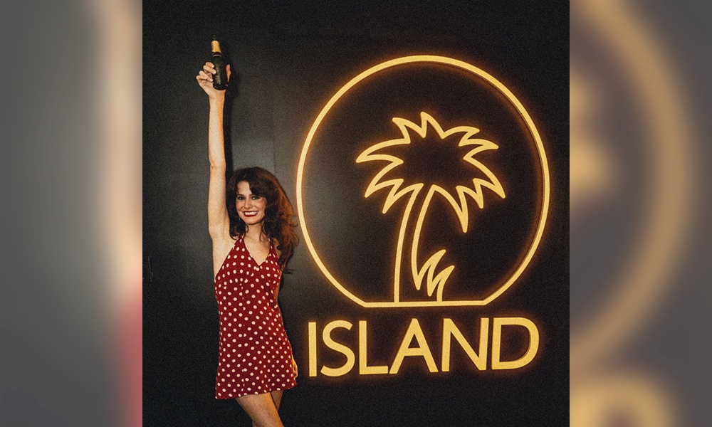 マギー・アントーン、Island Recordsと契約。2024年にデビュー作 マギー・アントーン、Island Recordsと契約。2024年にデビュー作