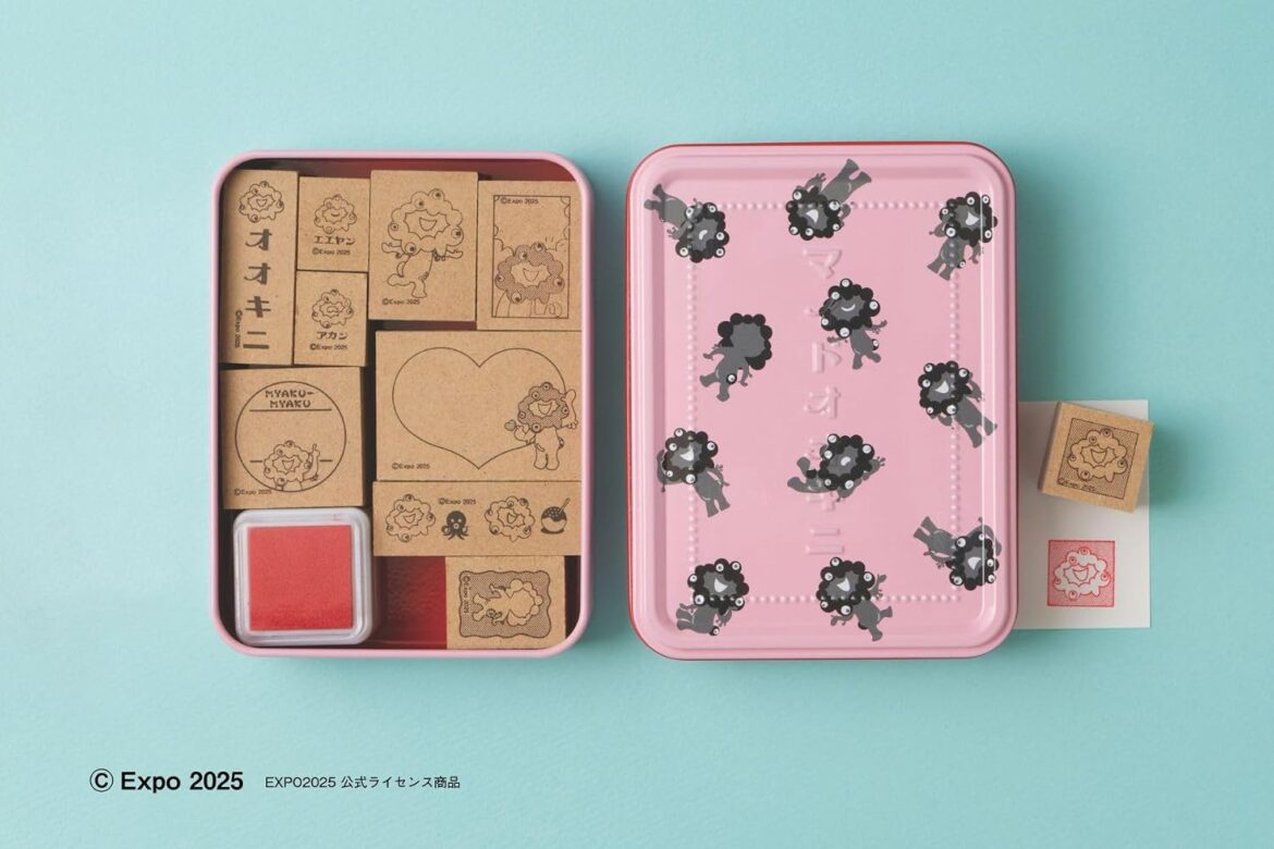 宝島社「ミャクミャクはんこ缶」発売。メッセージ入りなど全10種+インク2色、ピンクの“マイドオオキニ缶”入り – トラベル Watch 宝島社「ミャクミャクはんこ缶」発売。メッセージ入りなど全10種+インク2色、ピンクの“マイドオオキニ缶”入り - トラベル Watch
