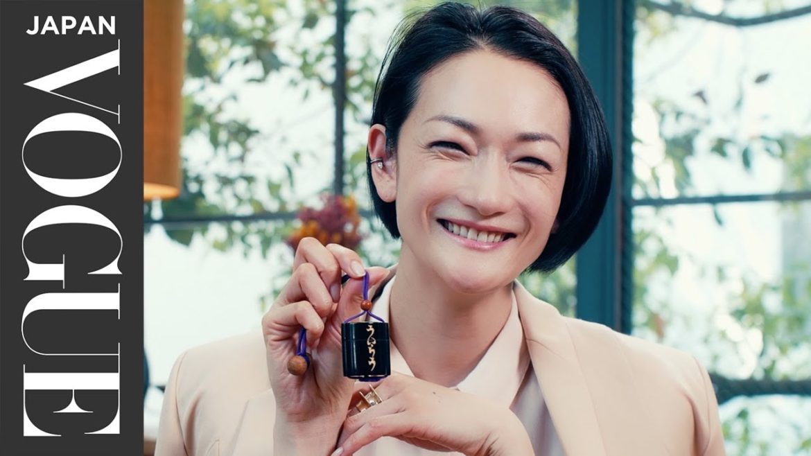 冨永愛のバッグの中身は？愛用するビューティアイテムも公開！| In The Bag | VOGUE JAPAN