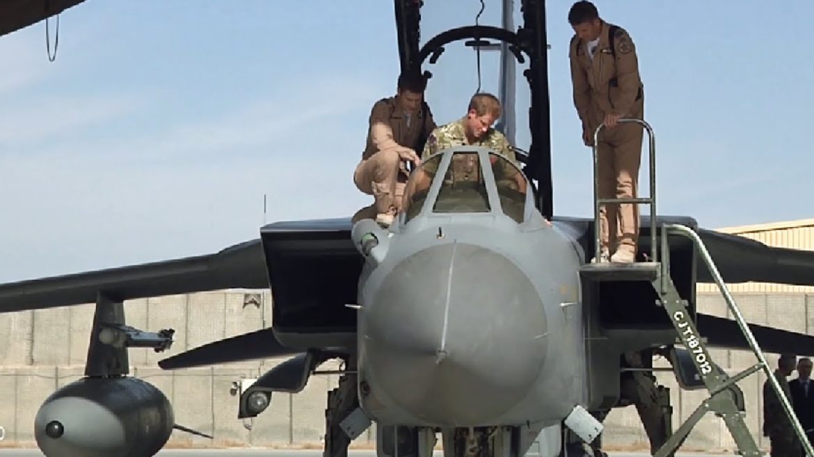 イギリスのヘンリー王子がアフガニスタンでトーネード戦闘機に乗る イギリスのヘンリー王子がアフガニスタンでトーネード戦闘機に乗る