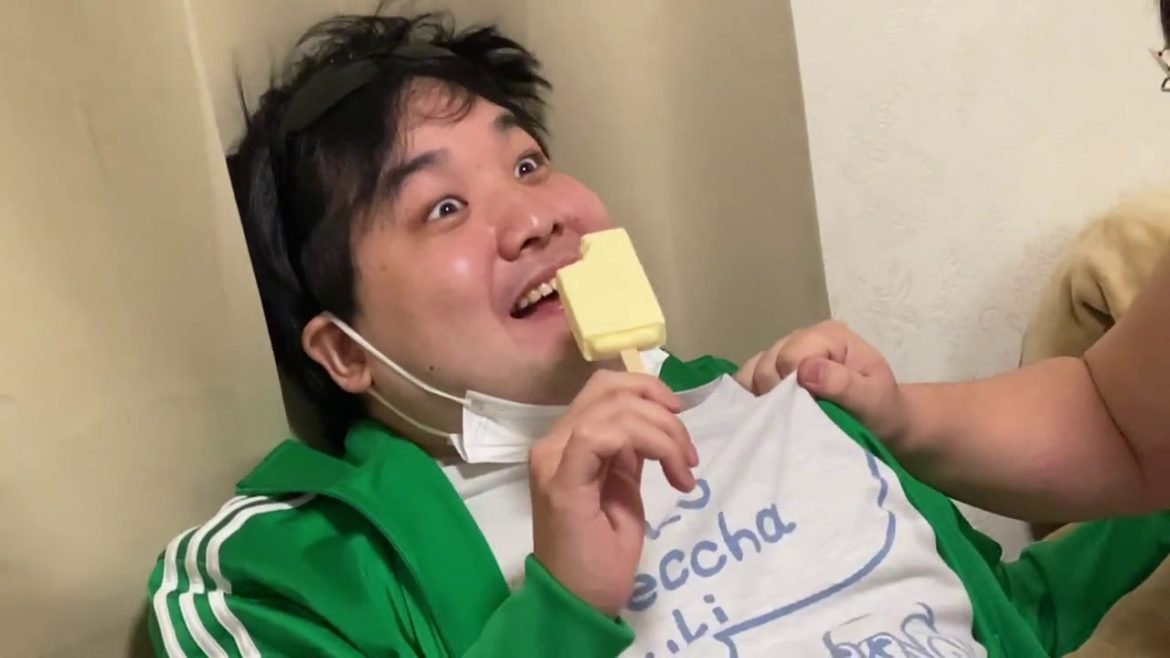 かじるバターアイスに狂うデブ