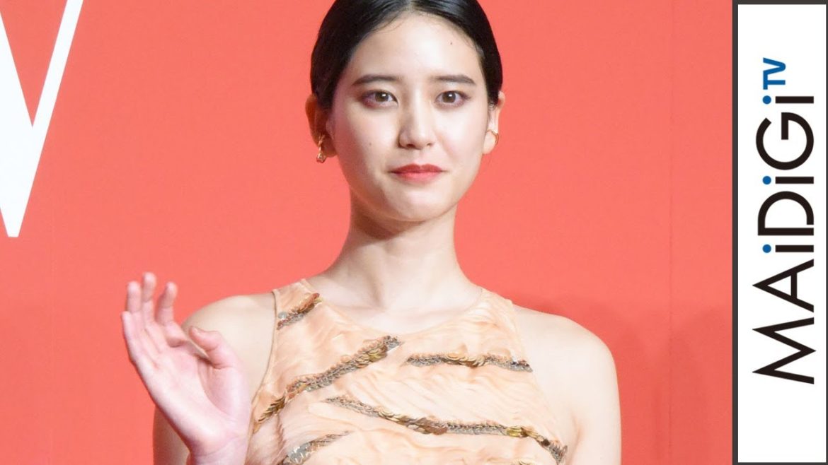 山崎紘菜、ヌードカラーの華やかドレスで美背中見せ スリットから美脚も 山崎紘菜、ヌードカラーの華やかドレスで美背中見せ スリットから美脚も