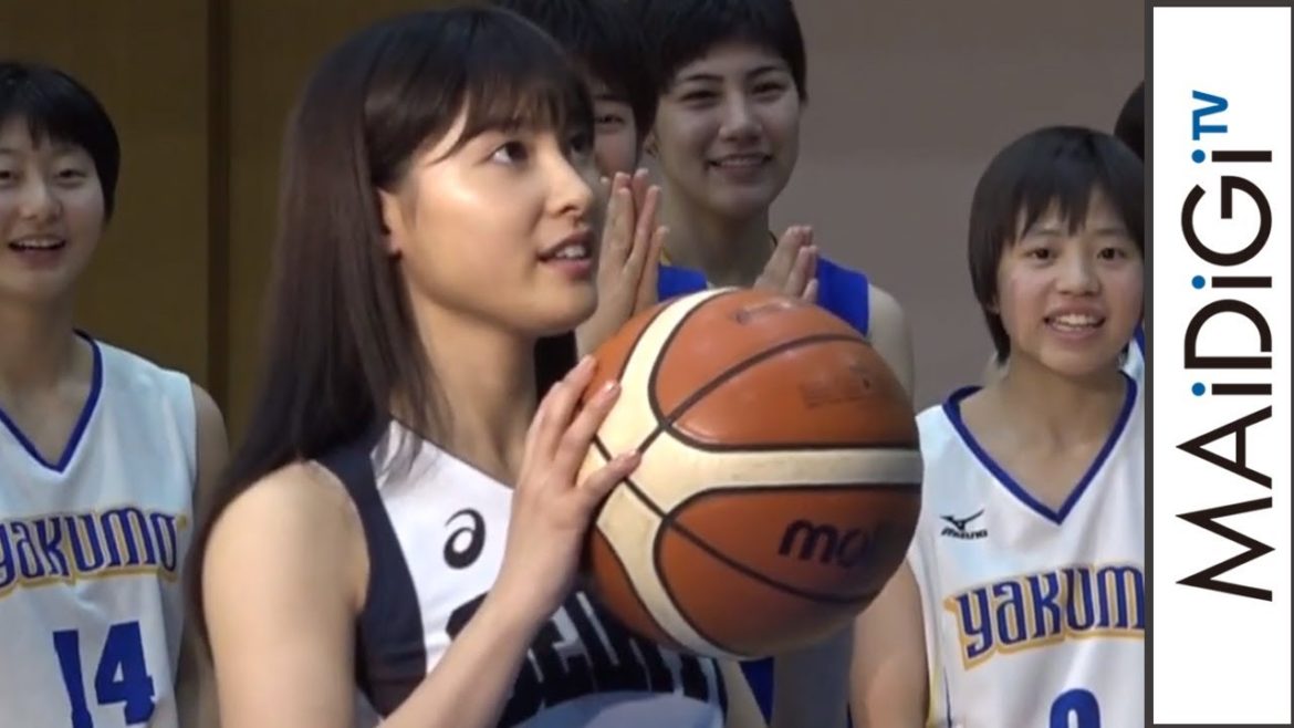 土屋太鳳、バスケ強豪校と“本気”のフリースロー対決! 土屋太鳳、バスケ強豪校と“本気”のフリースロー対決!