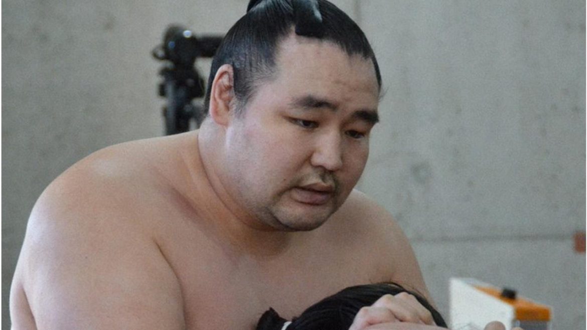 鶴竜が春場所休場へ　5場所連続　稽古中に左脚を痛める