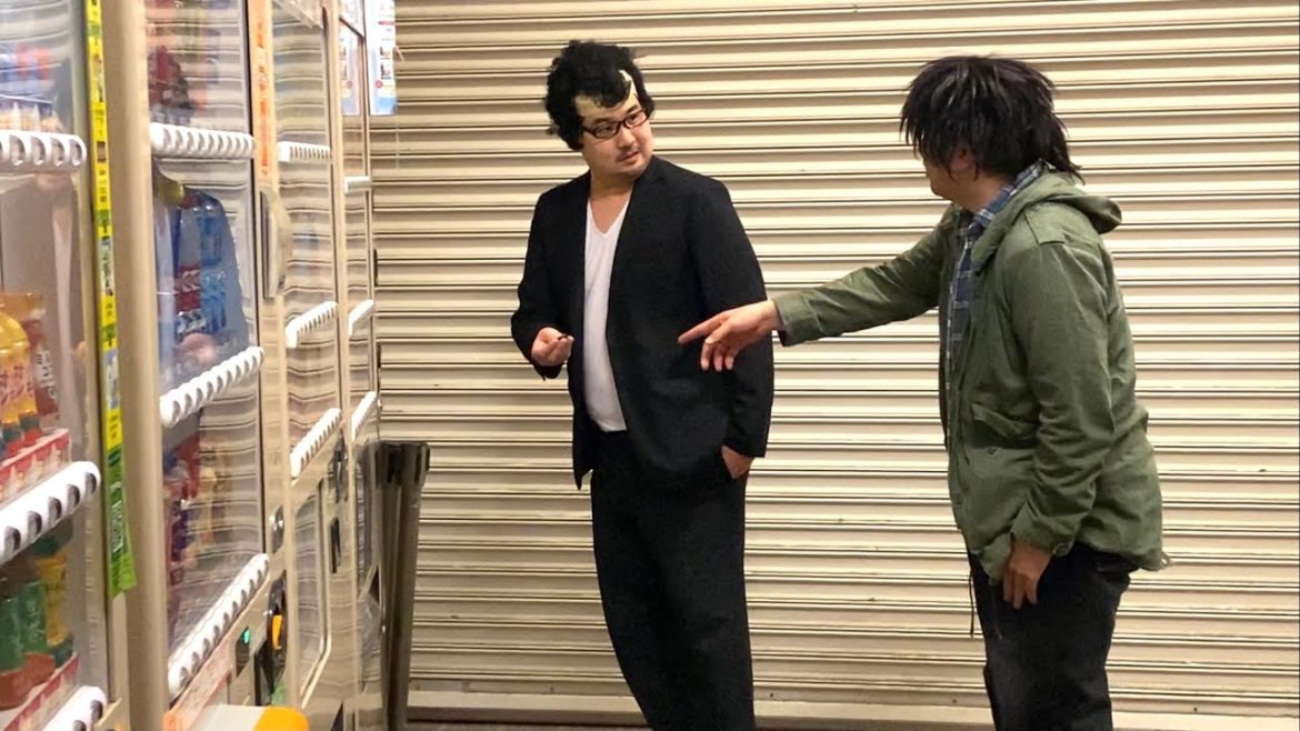 ジュースを買う吉田鋼太郎と藤原竜也